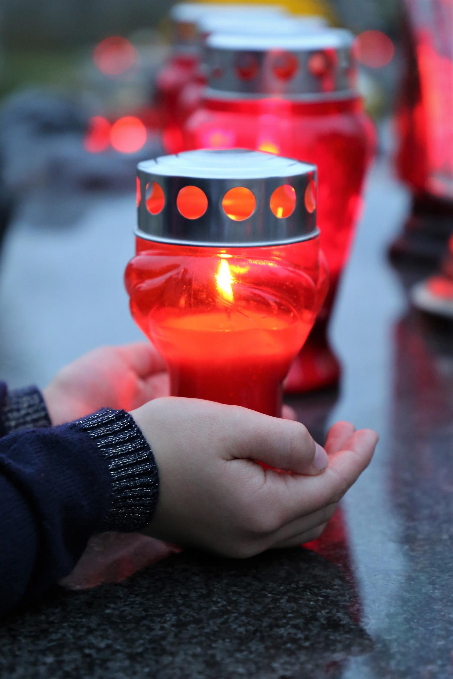 Grablicht mit Händen